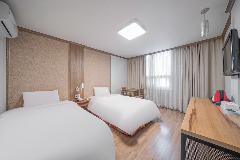 ROOM, TWIN BEDS