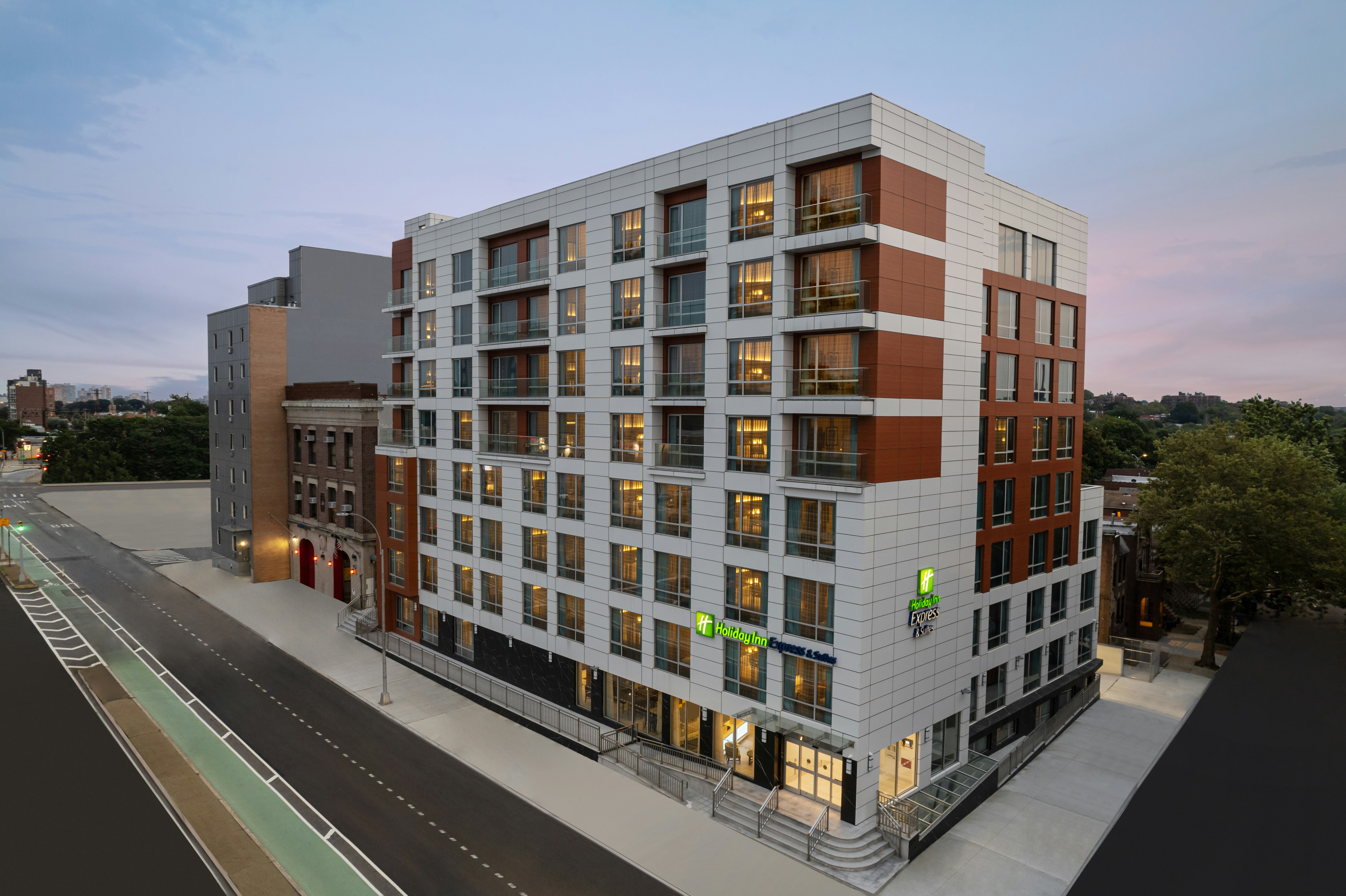 Holiday Inn Express & Suites Woodside LaGuardia Airport