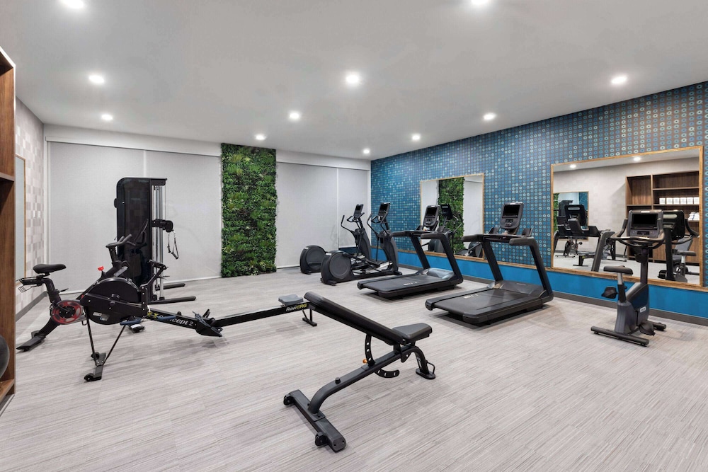 La Quinta Inn & Suites by Wyndham San Antonio at the RIM 30/43