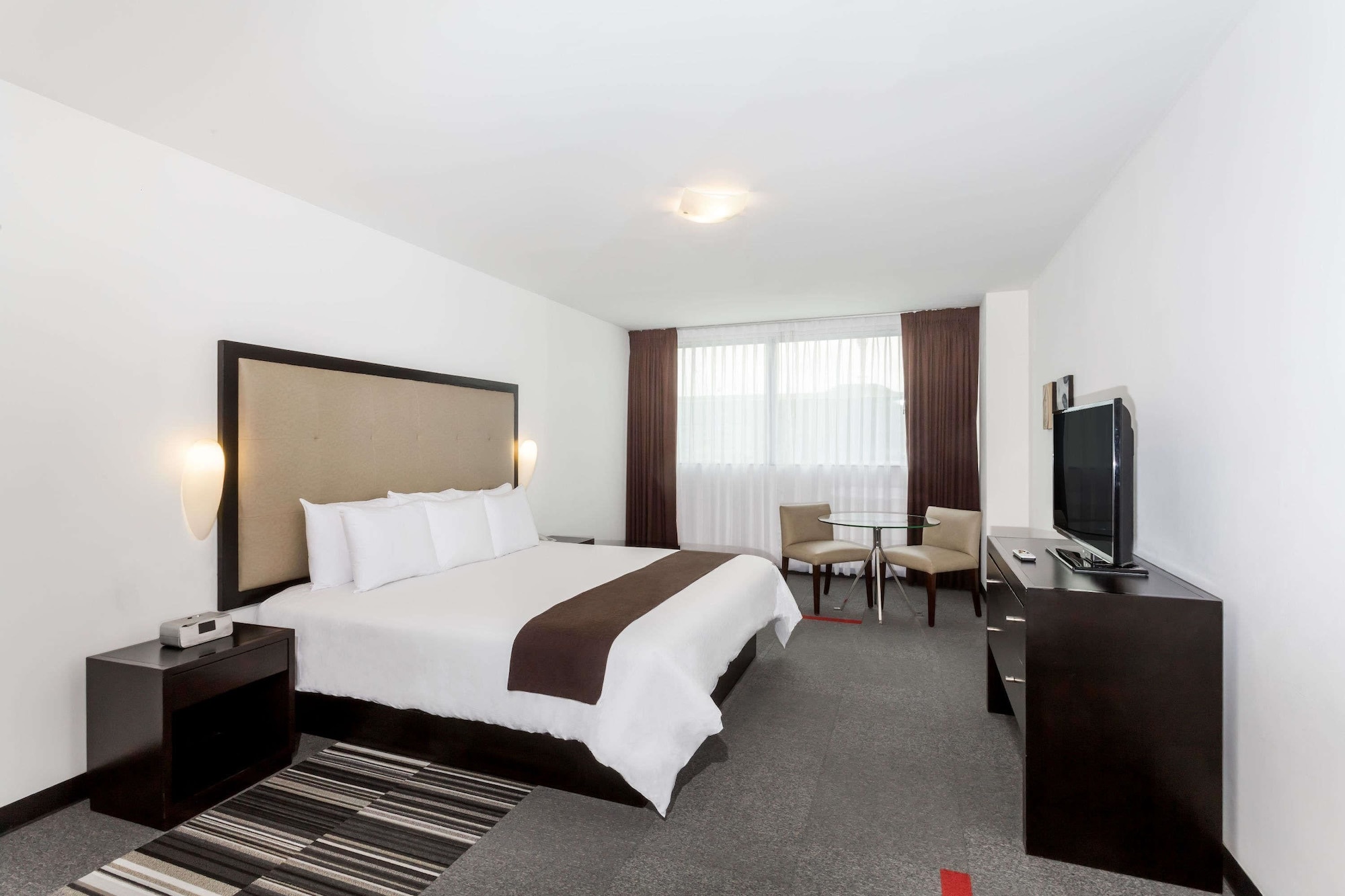 SUITE, KING BED