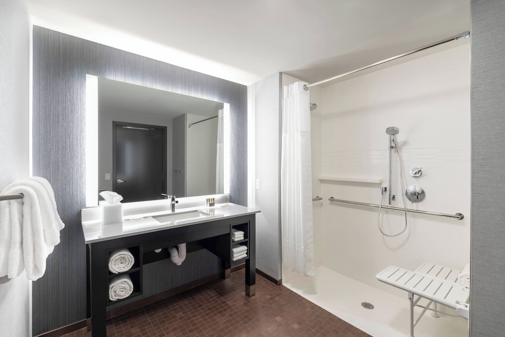 استوديو بسرير كينج مع أريكة لذوي الإعاقة، Residence Inn by Marriott Manchester Downtown 2/4