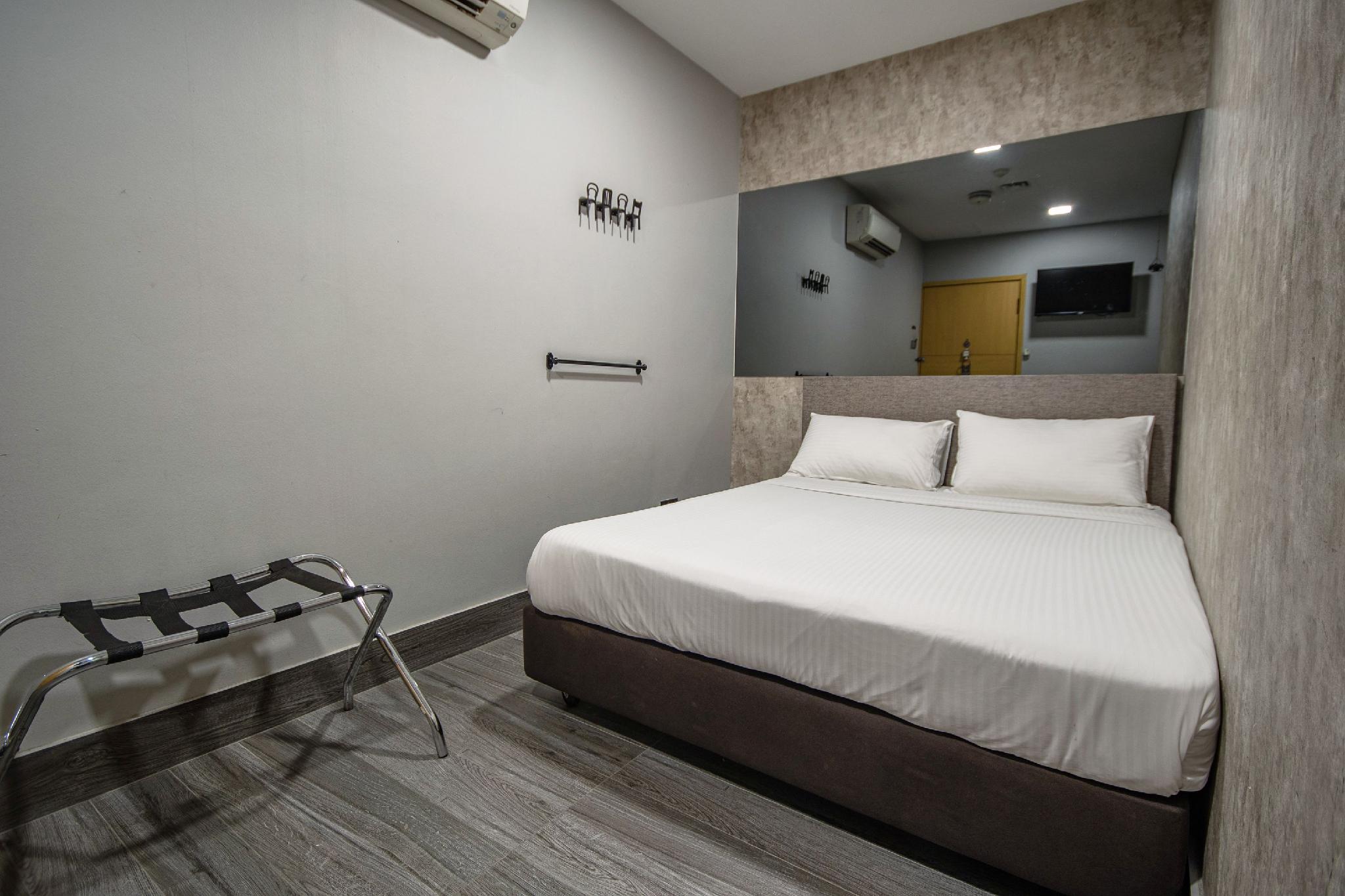 L Room, Queen Bed, No Window