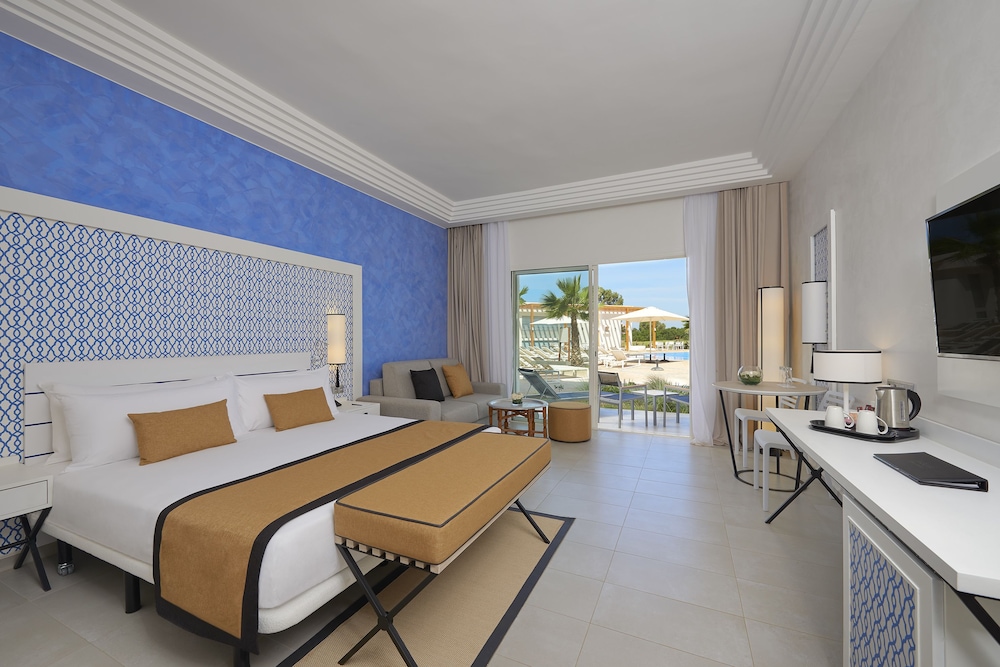 Premium, Queen Bed, Lateral Side Sea View, Balcony