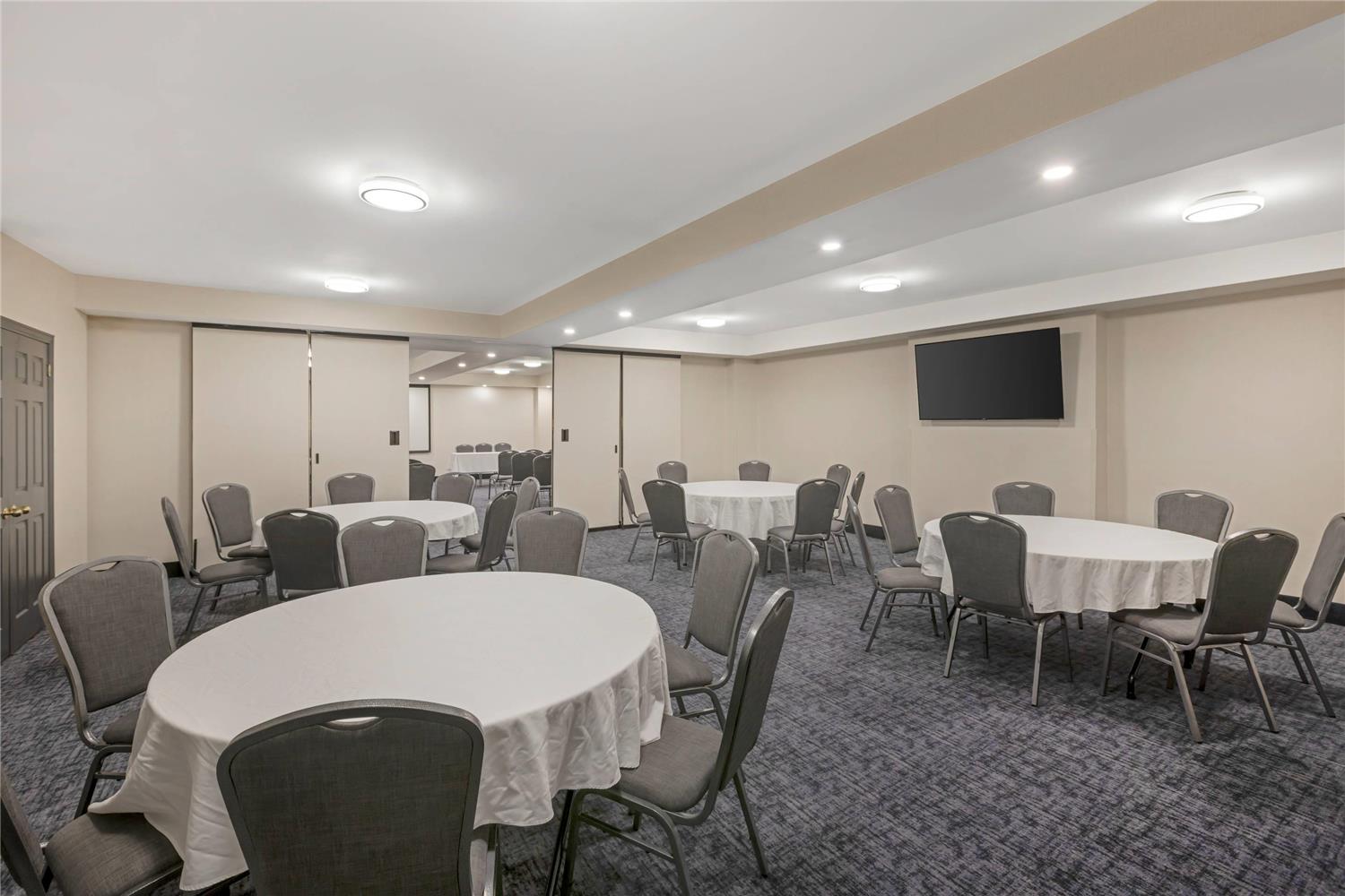 Quality Inn & Suites Oakville 23/26
