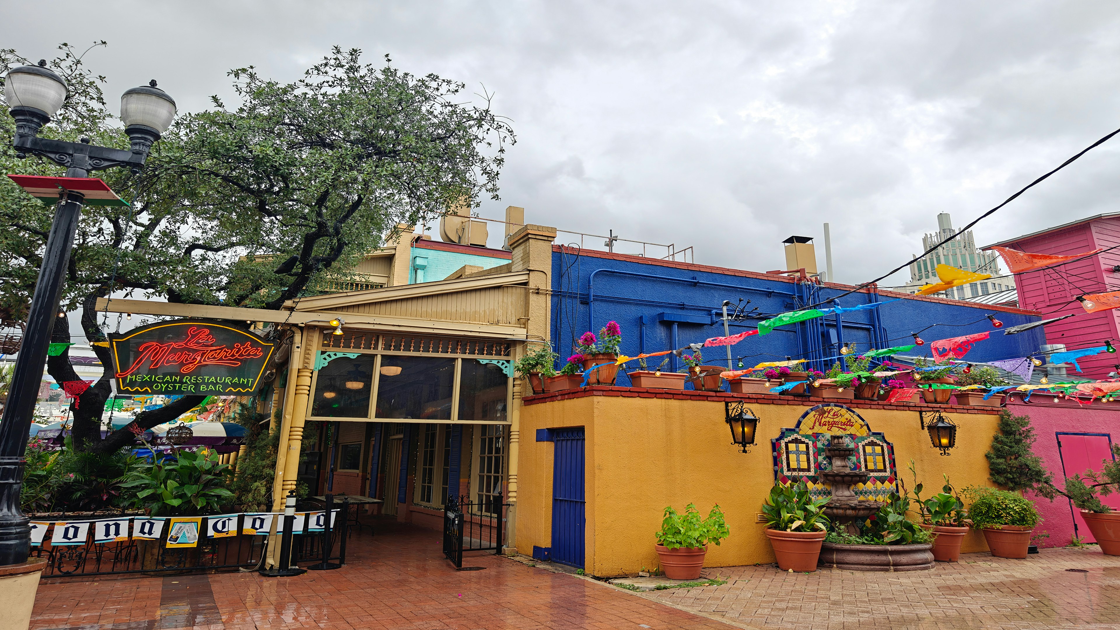 Holiday Inn Express & Suites San Antonio Rivercenter Area, an IHG Hotel 38/50