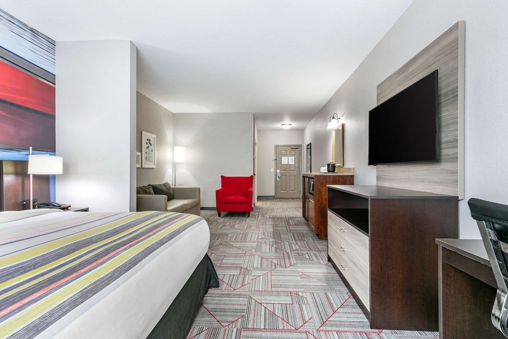 غرفة قياسية بسرير كينج مع أريكة، Clarion Pointe Columbus-Bradley Park 2/3