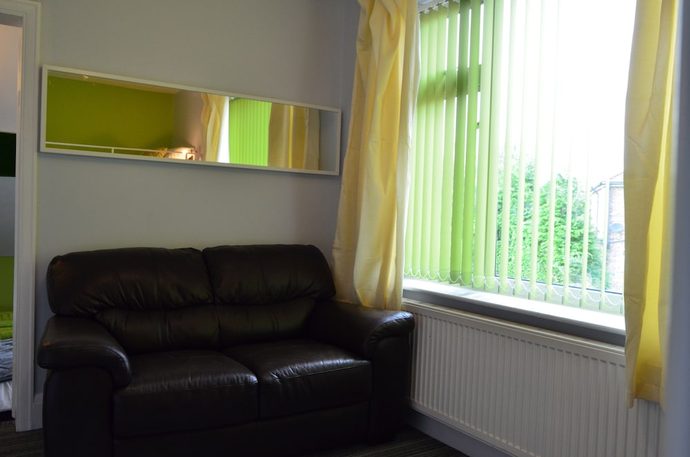 Old Trafford Guest House 30/35
