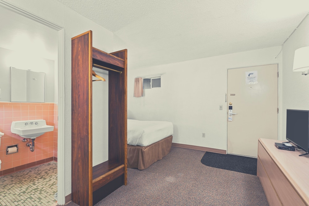 Stardust Motel Wallace 37/65