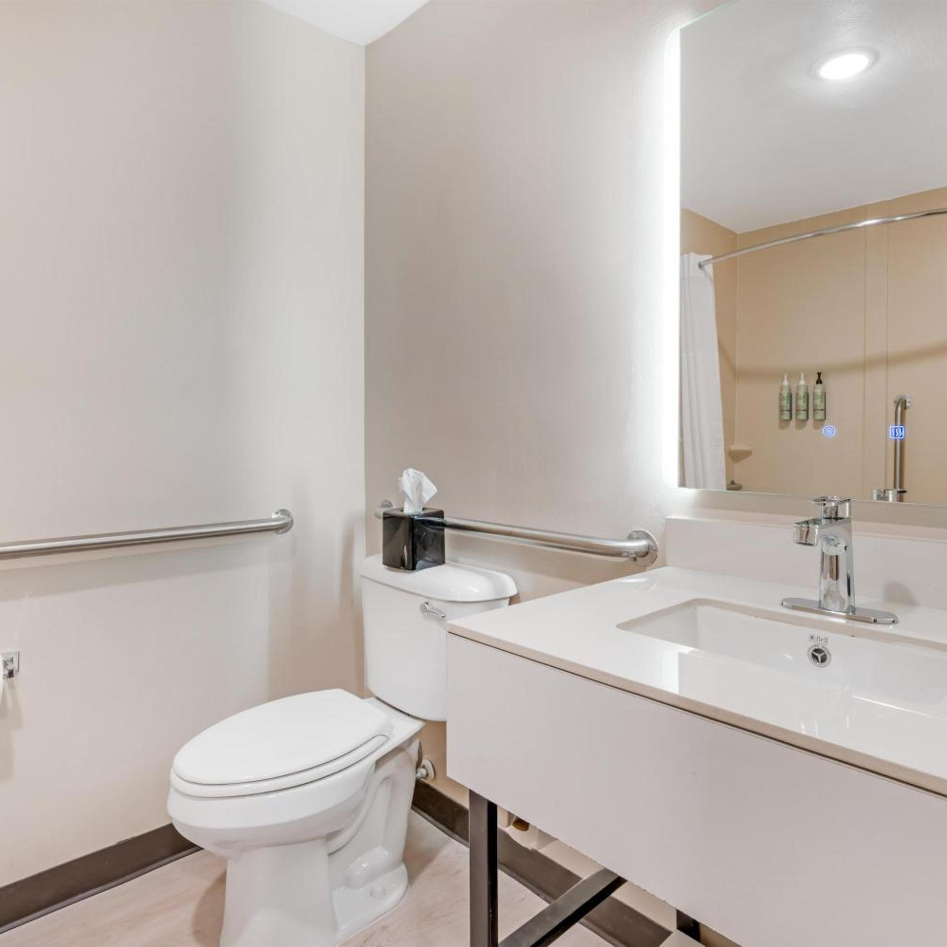 غرفة بسرير كينج مع أريكة بحوض استحمام لذوي الإعاقة، Best Western Forsyth - Decatur 6/7