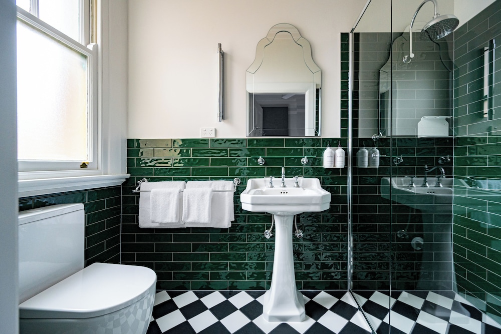 The Russell Boutique Hotel 67/67