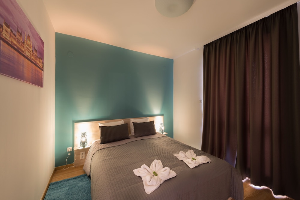 Corvin Plaza Apartments And Suites 17/54