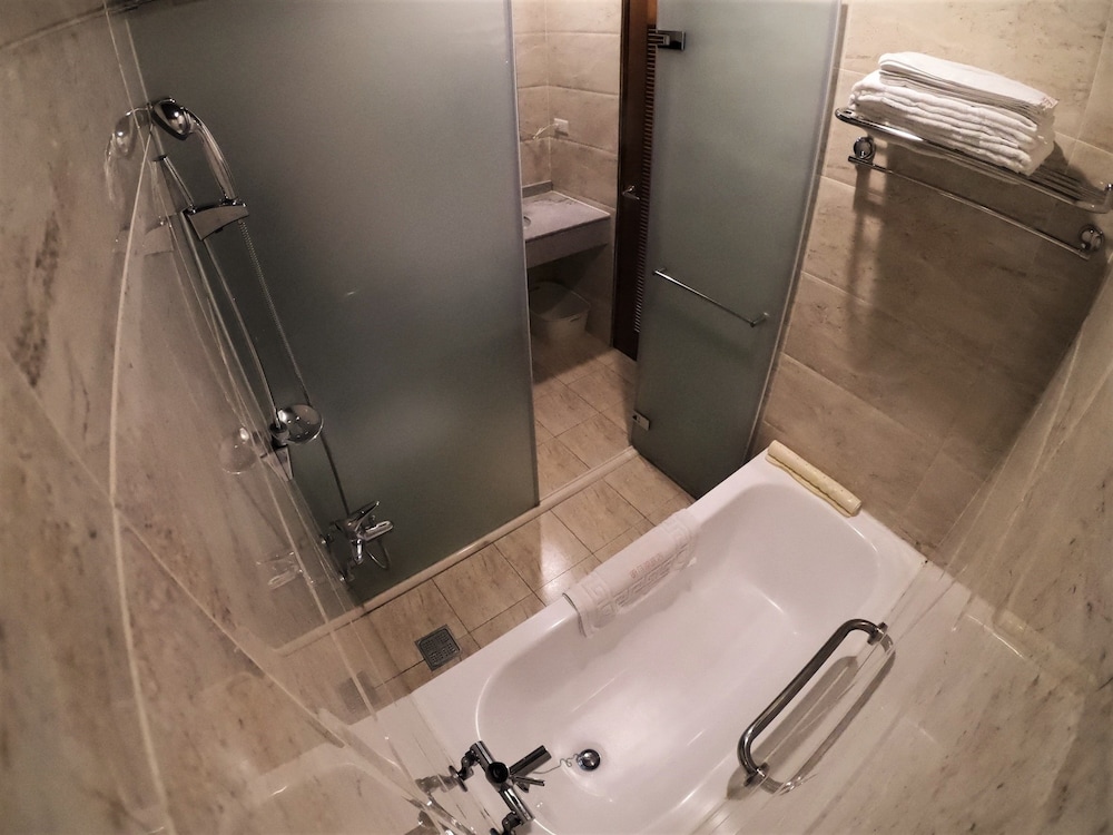 Ming Yue Hu Hotel 24/24