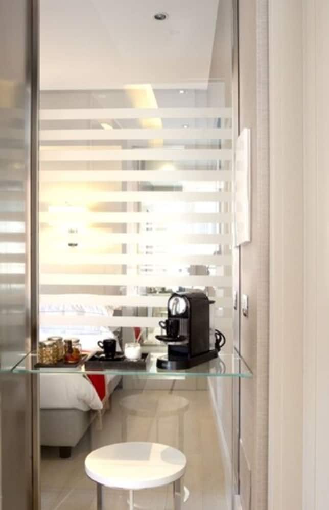 SUITE, KING BED