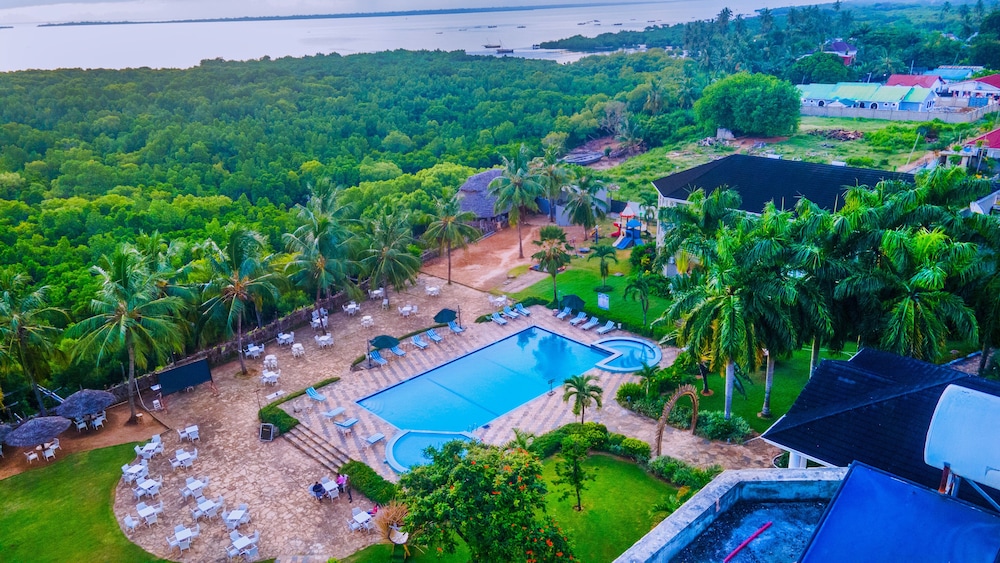 Tanga Beach Resort & Spa 46/50
