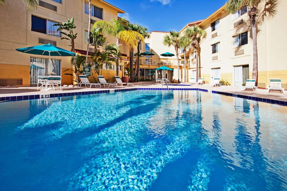 La Quinta Inn & Suites by Wyndham St. Pete-Clearwater Airpt 3/51