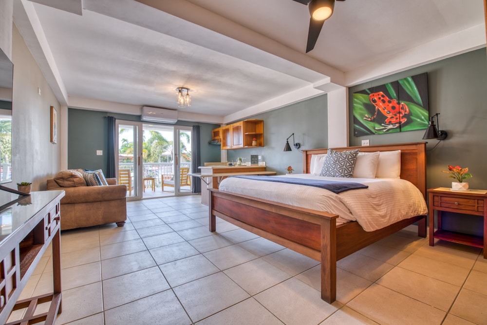Tropical Suites Hotel 28/67