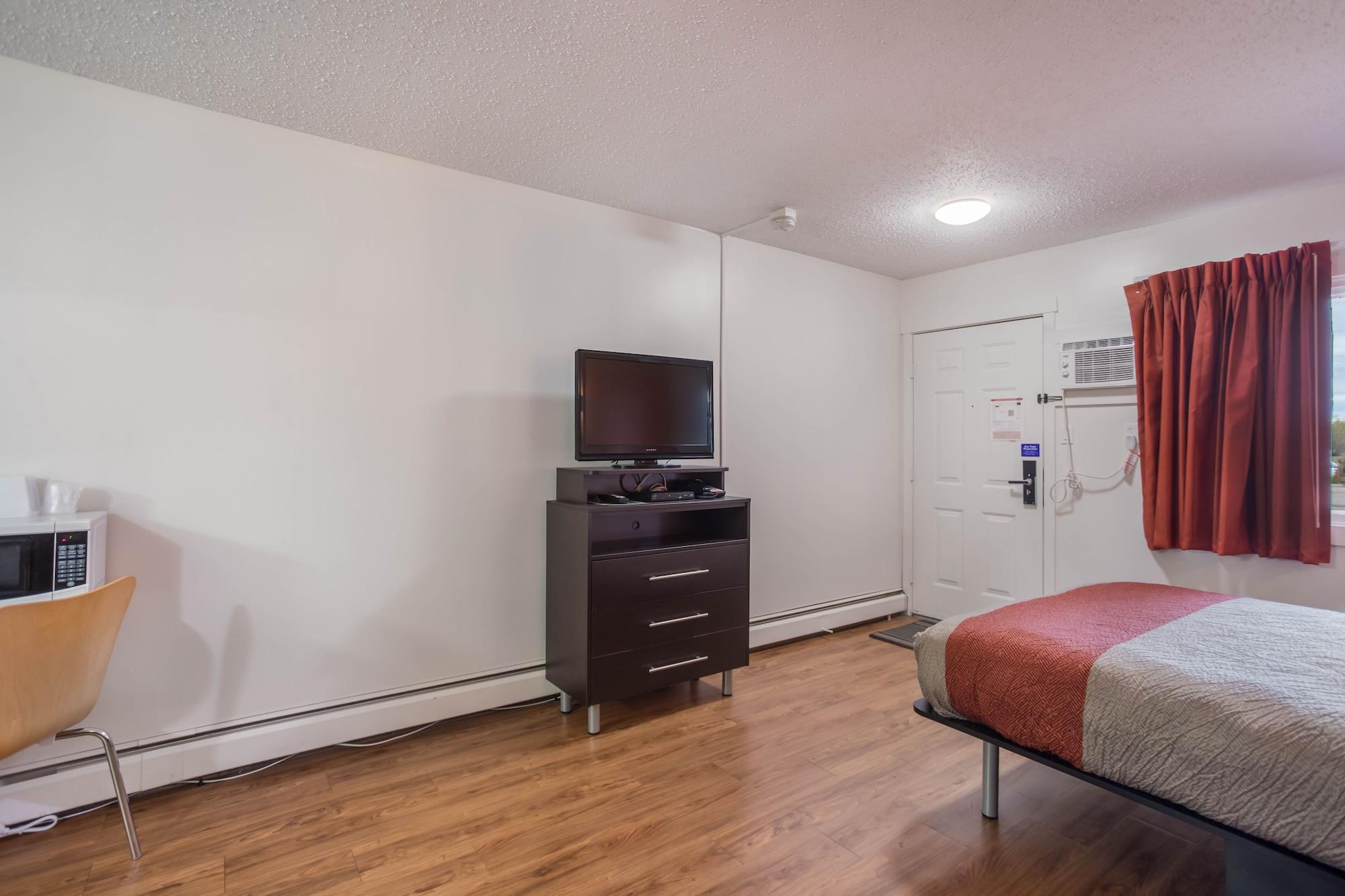 Motel 6 Camrose, AB 14/25
