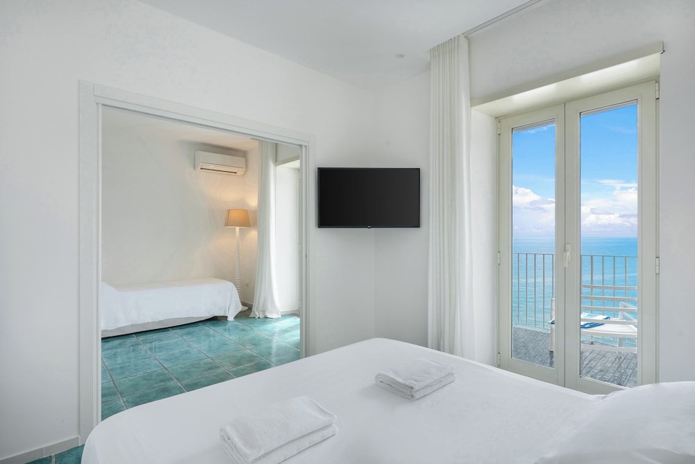 APHRODITE, JUNIOR SUITE