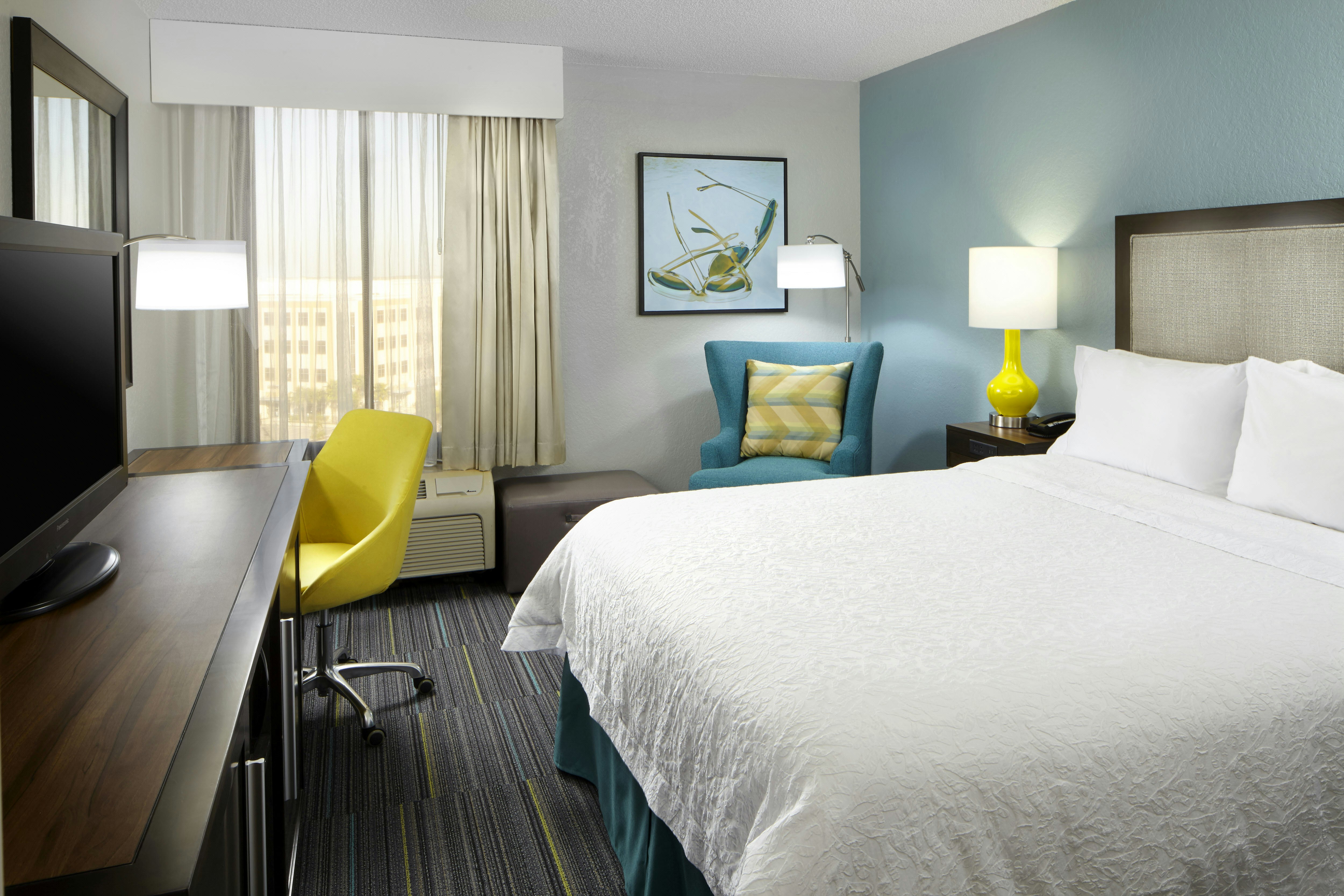 ROOM, QUEEN BED