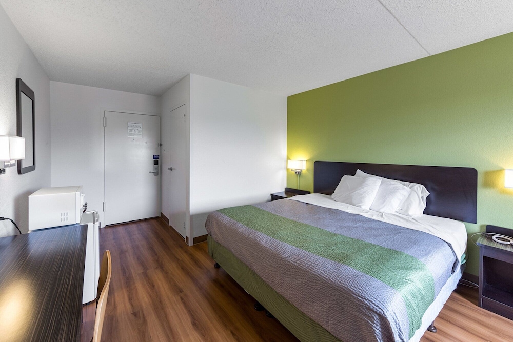 Motel6 Warminster, PA 34/48