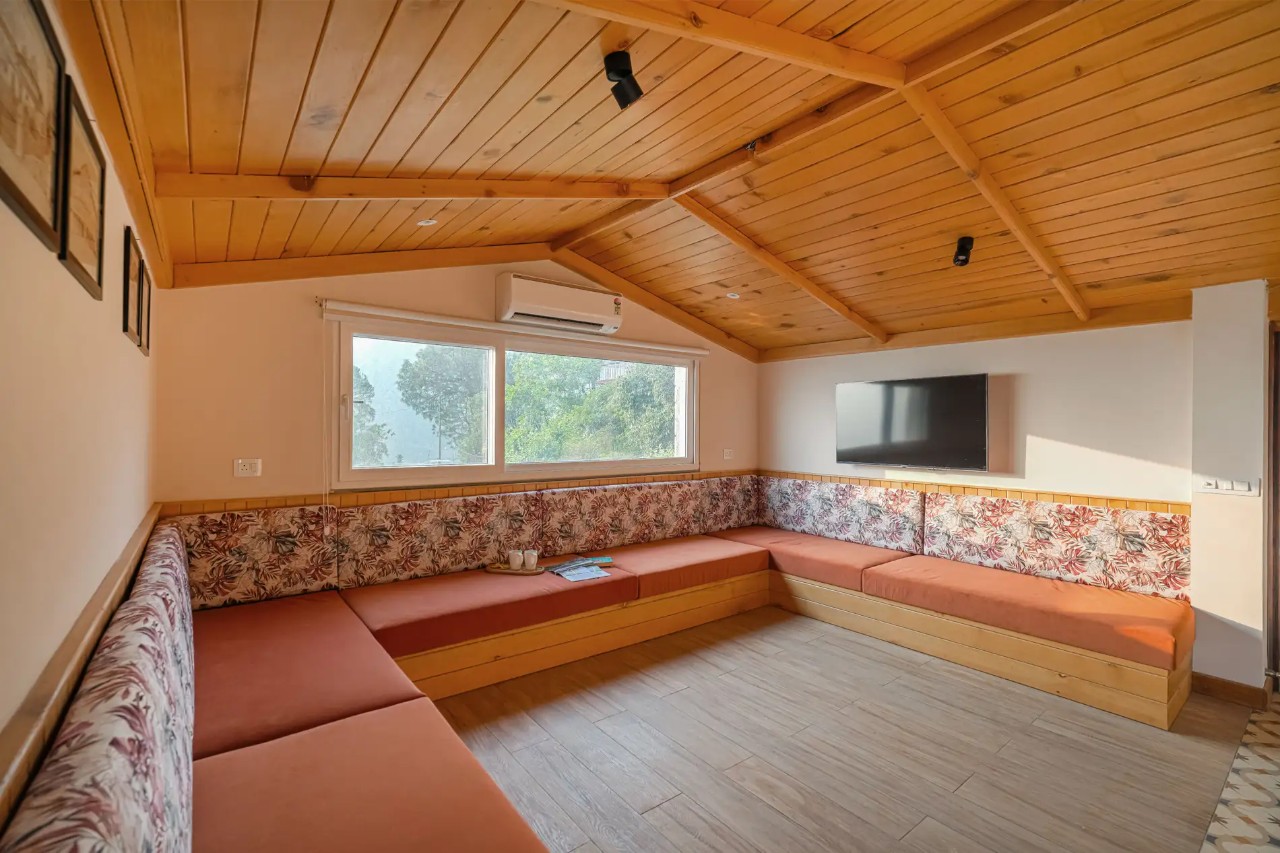 Elivaas Konifer Greyvine Hillside 9-BHK Retreat with Attic, Scenic Views, Garden & Outdoor Seating 13/18