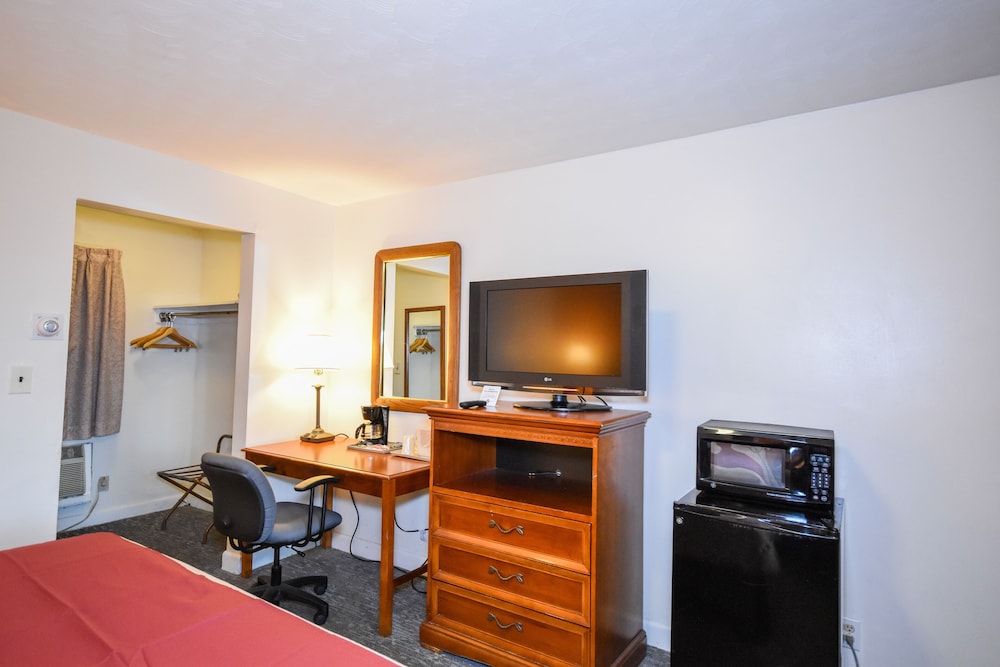 Monticello Inn Framingham 18/27