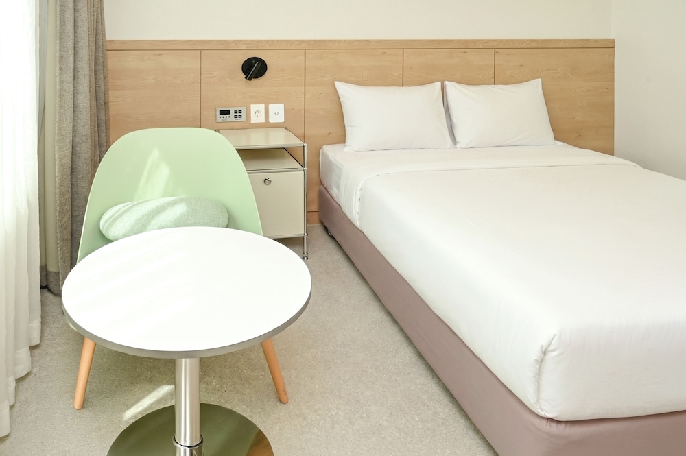 STANDARD, DOUBLE BED, CITY VIEW