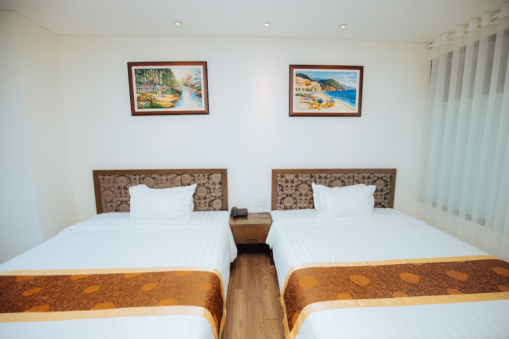 SUPERIOR, TWIN BEDS, CITY VIEW