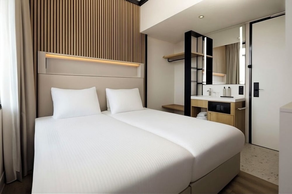 ROOM, TWIN BEDS