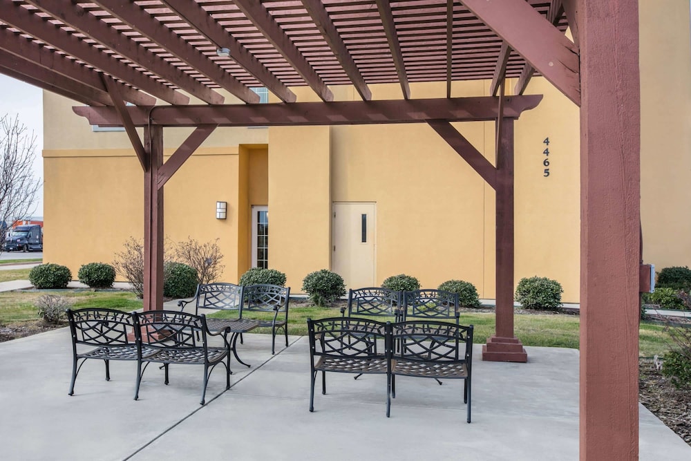 La Quinta Inn & Suites by Wyndham Denton - University Drive 30/41