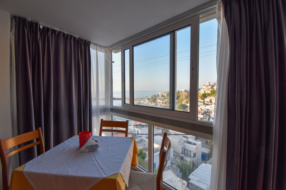 Kastro Hotel 79/100