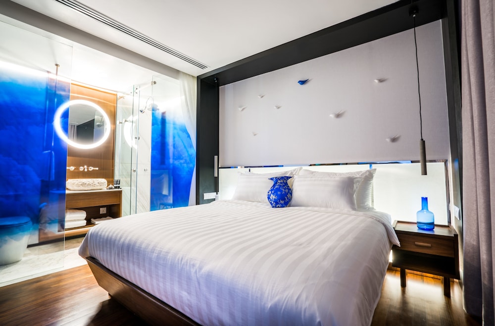 CHARMING, KING BED