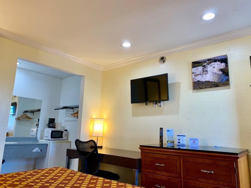 Travelodge by Wyndham Fullerton Near Anaheim 24/38