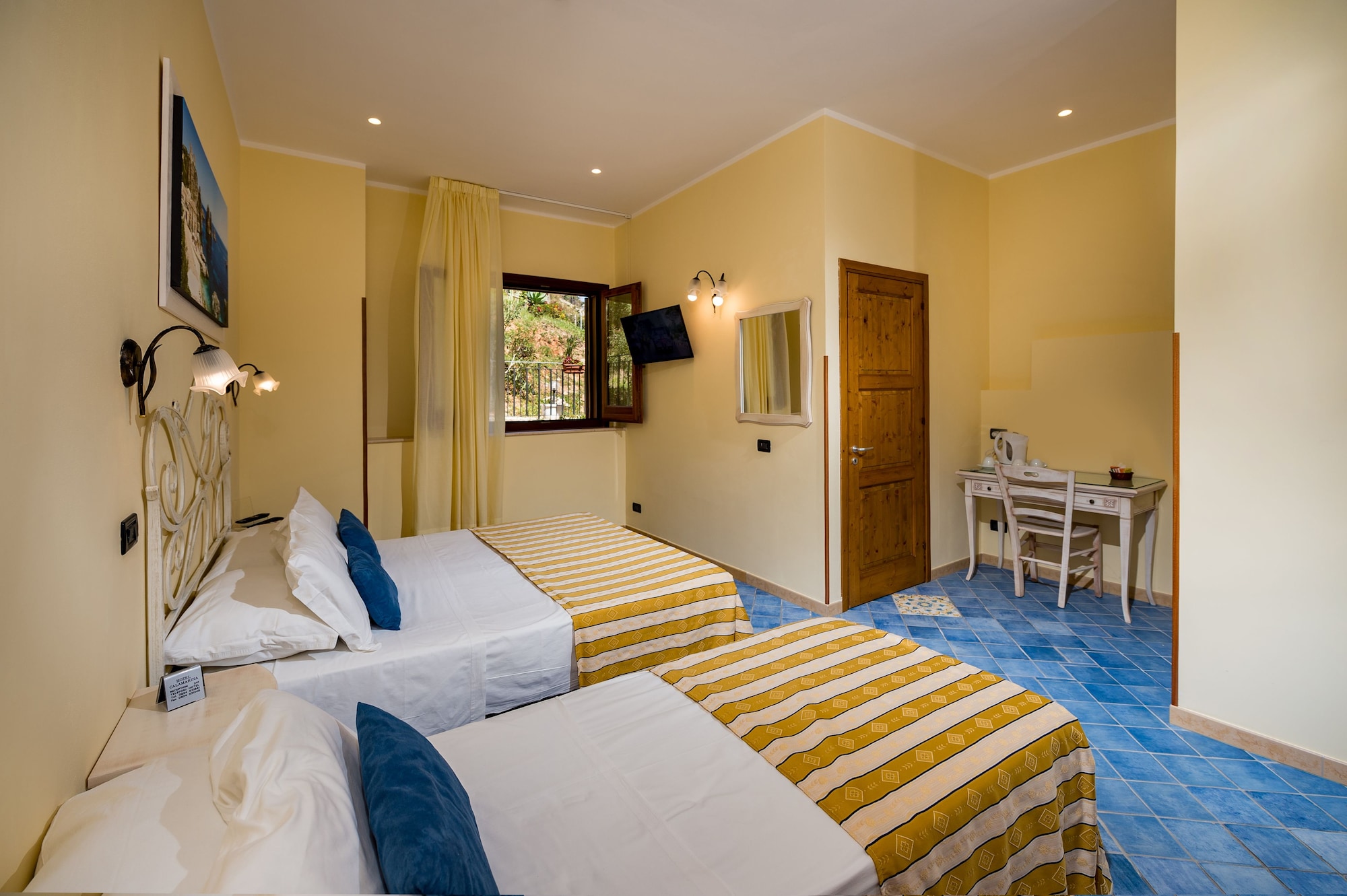 غرفة كلاسيكية ثلاثية بثلاثة أسرّة، HOTEL CALA MARINA 3/5