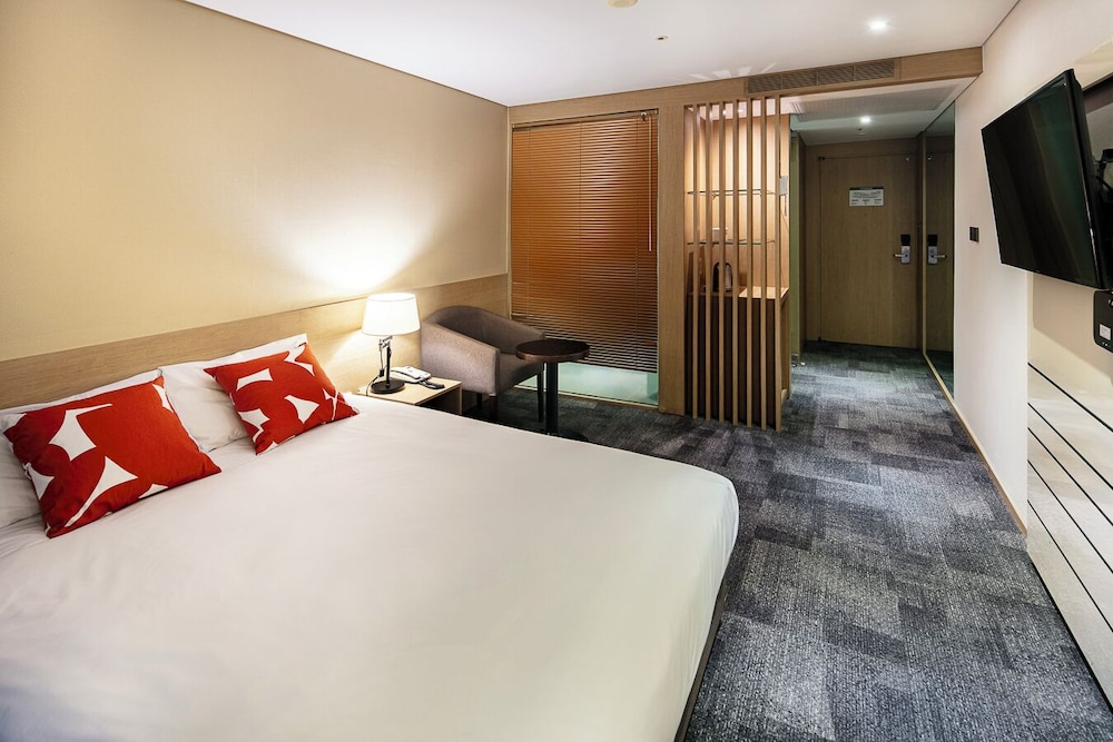 STANDARD, DOUBLE BED, CITY VIEW