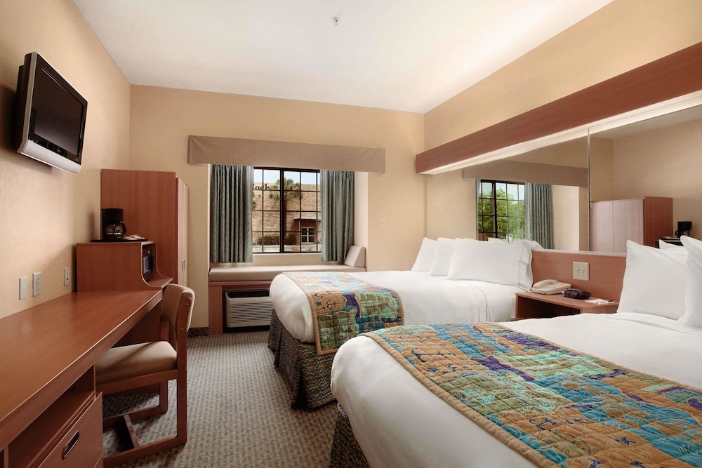 Microtel Inn & Suites by Wyndham Panama City 8/43