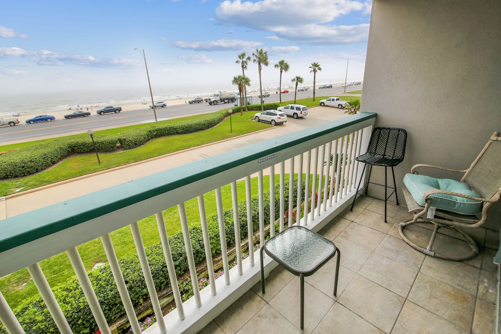 Casa Del Mar Beachfront Suites 12/82