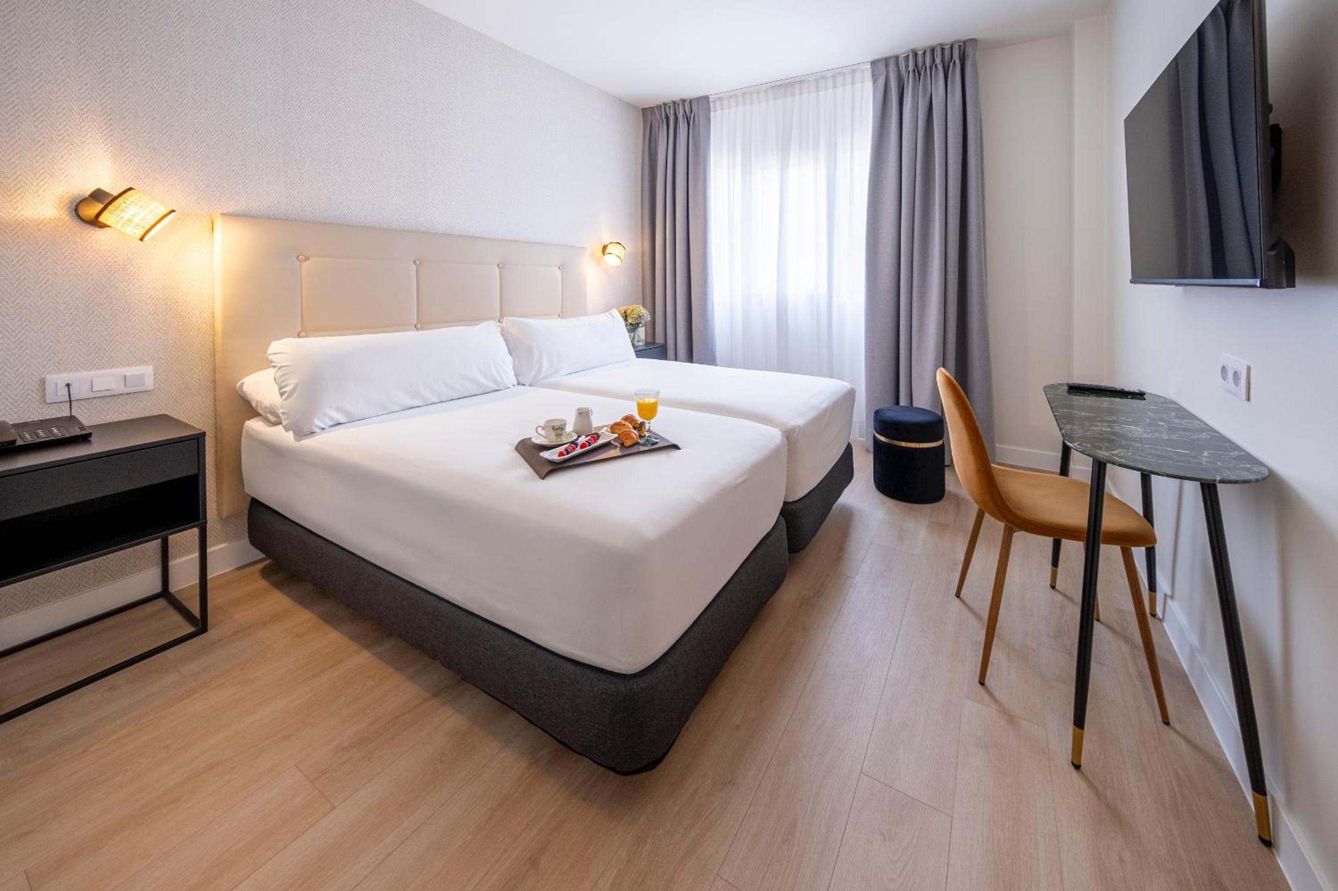 Deluxe, Double or Twin Bed