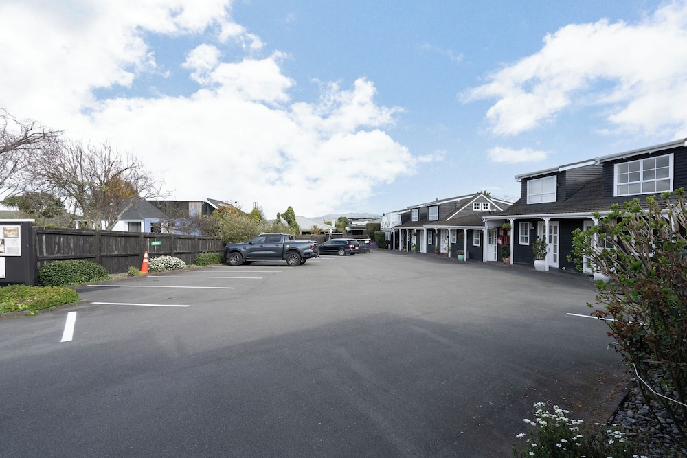 Cottage Mews Motel 64/72