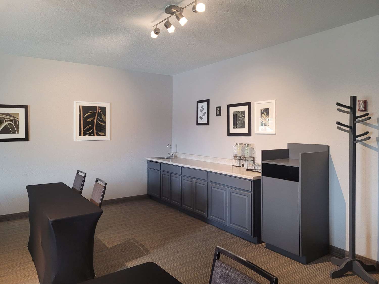 Country Inn & Suites by Radisson, Appleton Airport - Fox River Mall Area 11/20