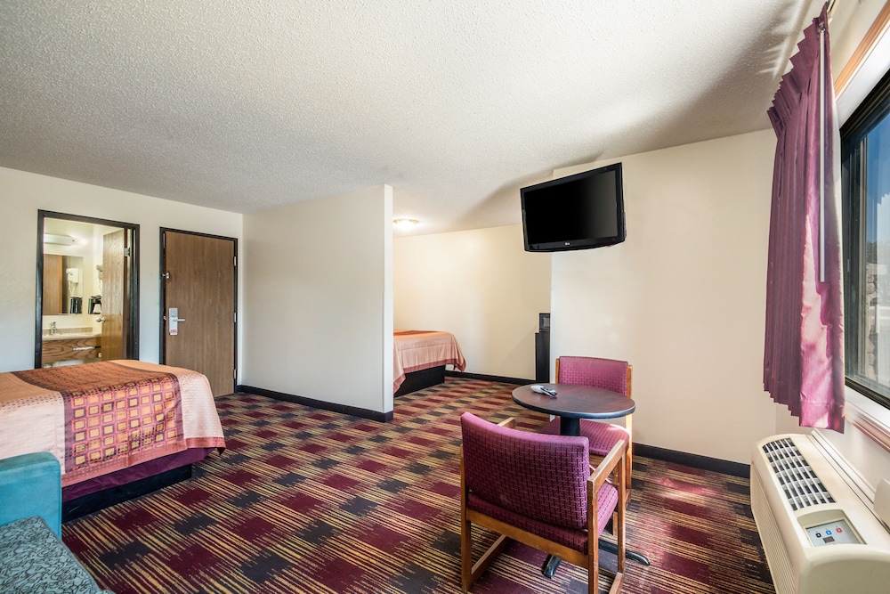 Americas Best Value Inn & Suites Harrisonville 24/33
