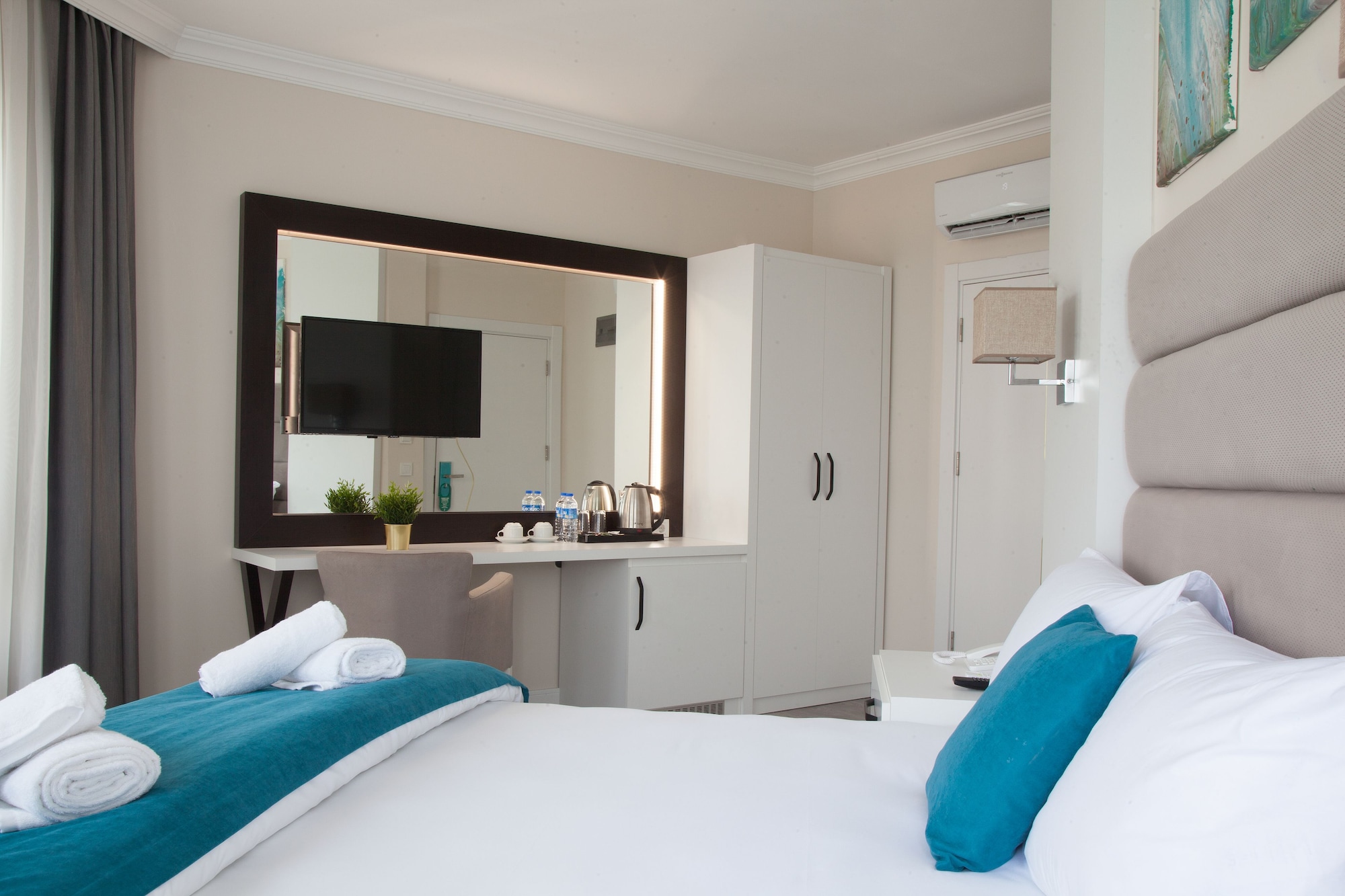 ROOM, DOUBLE BED
