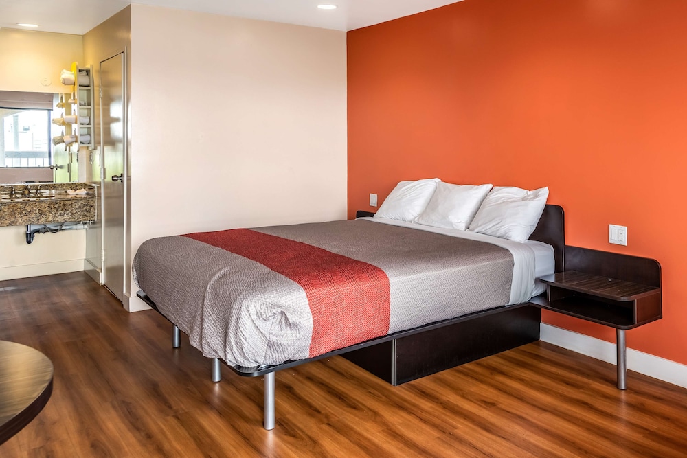 Motel6 Gardena, CA - South 11/25