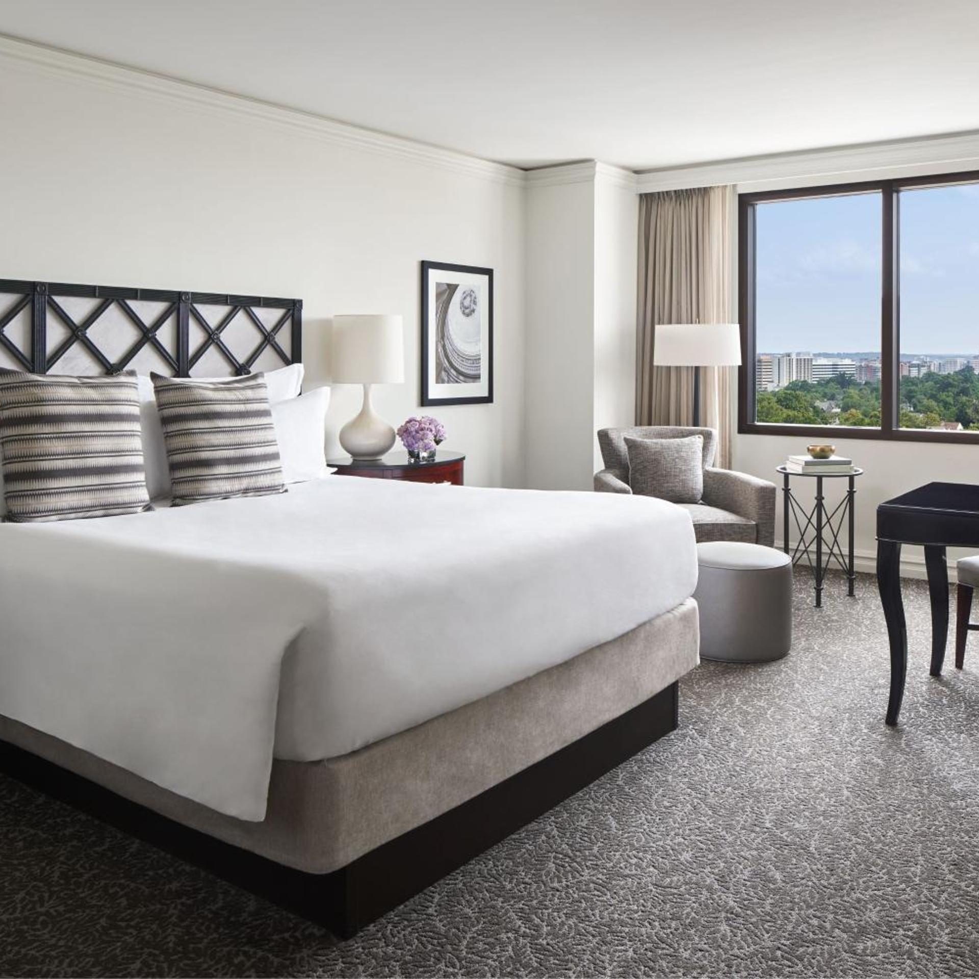Guest Room, King Bed, Club Floor