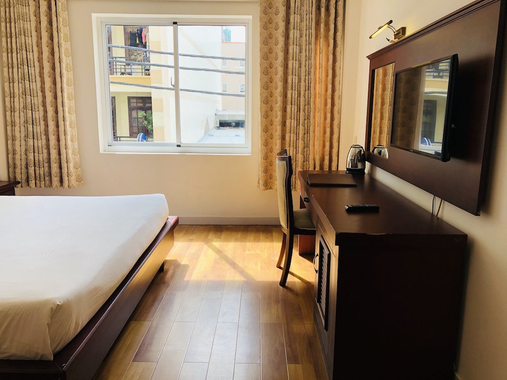 Sunny Hotel 43/54