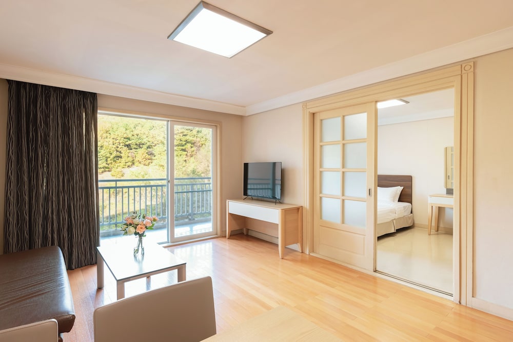 East, Suite, 3 Futon Beds, Kitchen
