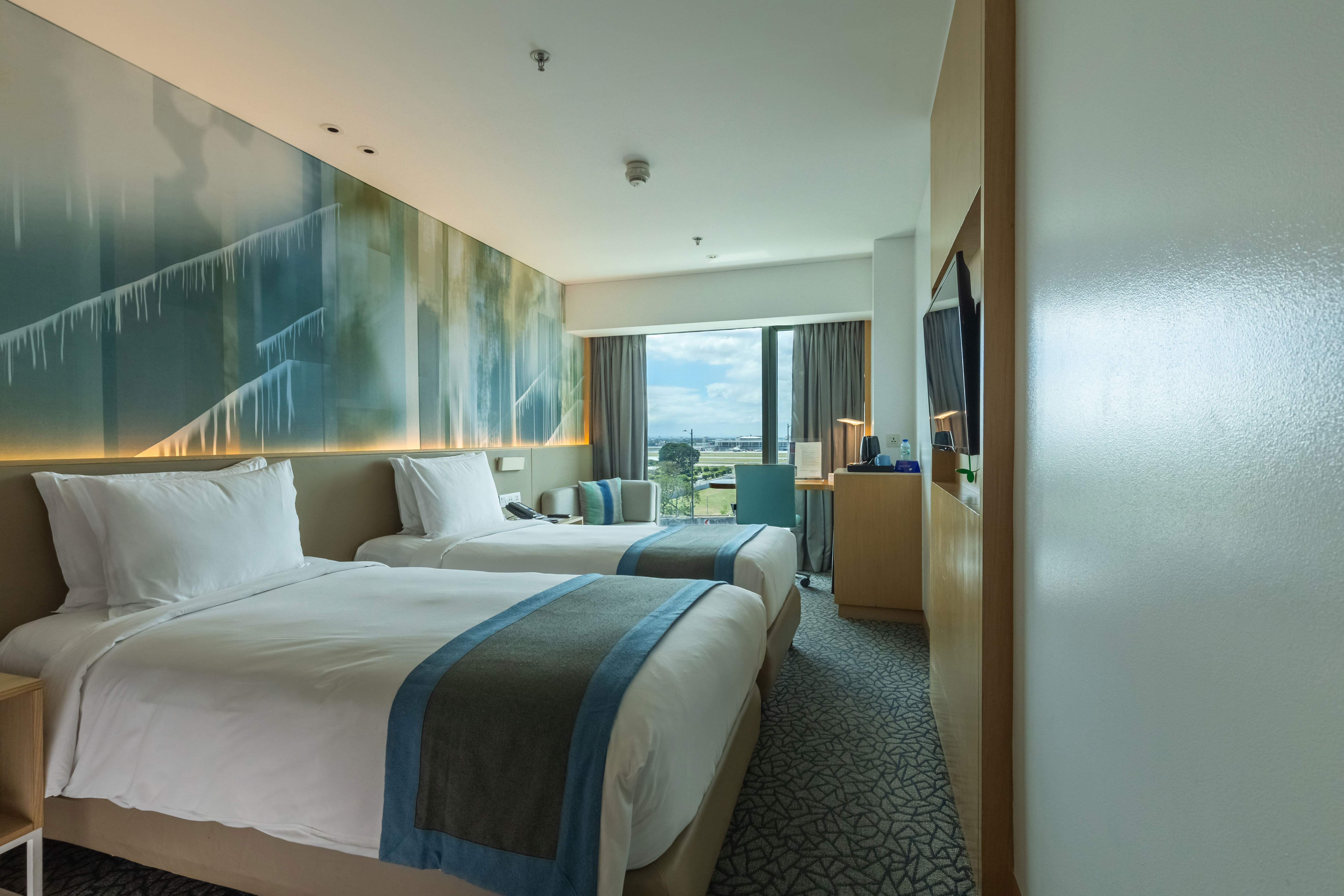 Standard, Twin Beds, Airport View
