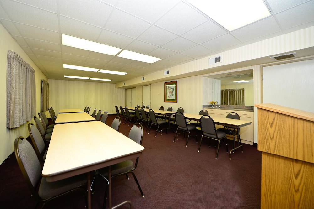 Americas Best Value Inn & Suites Jackson, TN 20/22