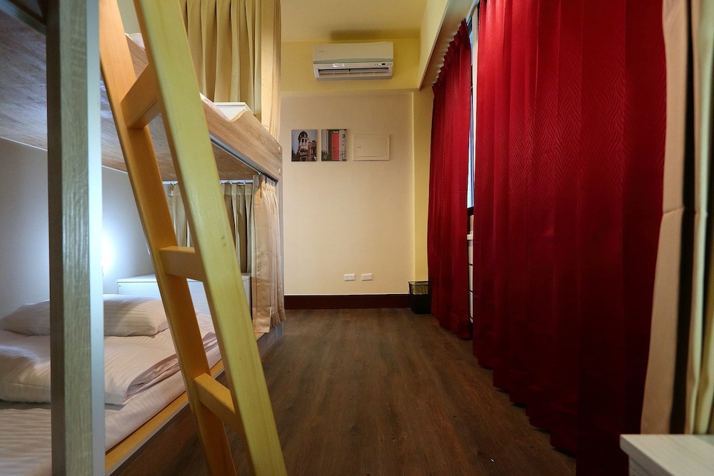 Corner House 42/43