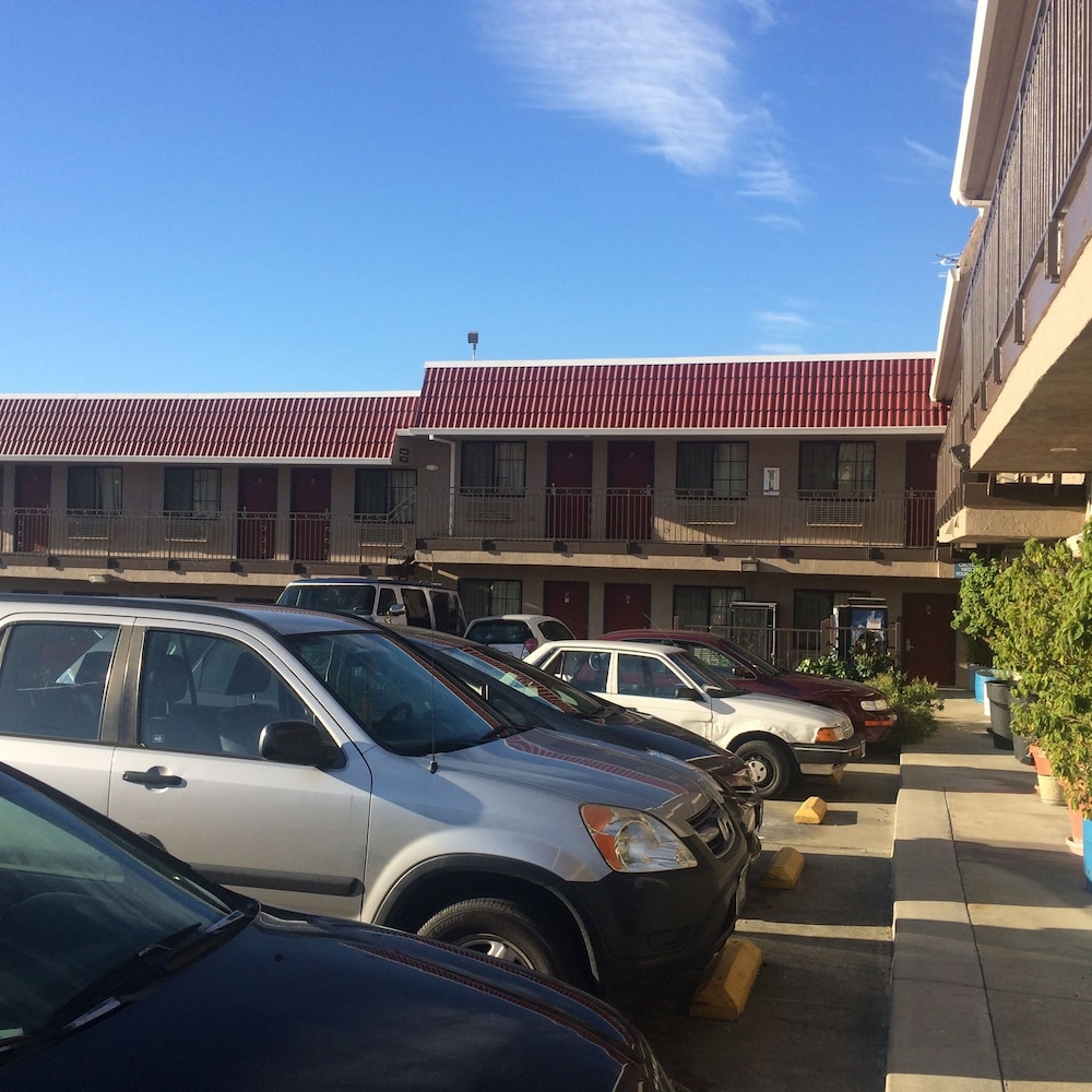 Crown Lodge Motel Oakland 25/28
